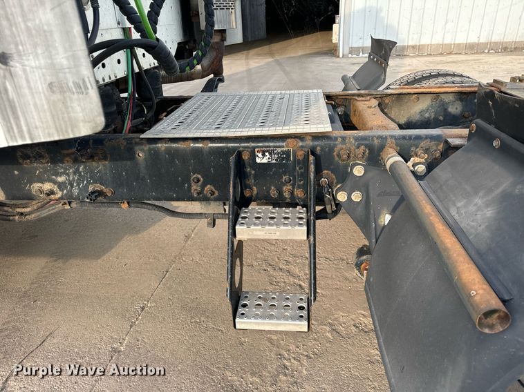 image for item OG9669 2006 Freightliner  Columbia  semi truck