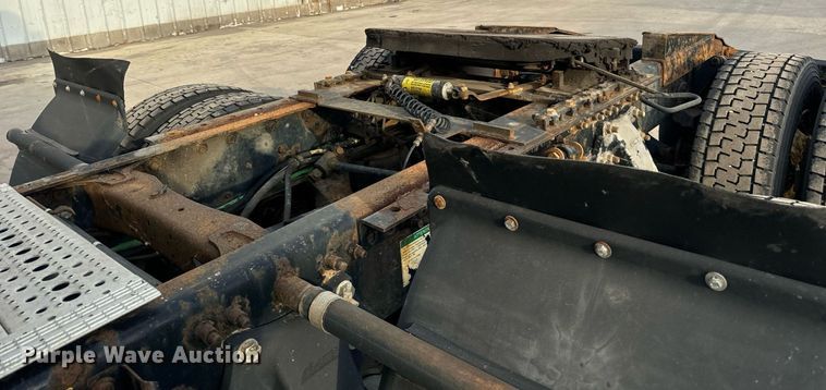 image for item OG9669 2006 Freightliner  Columbia  semi truck