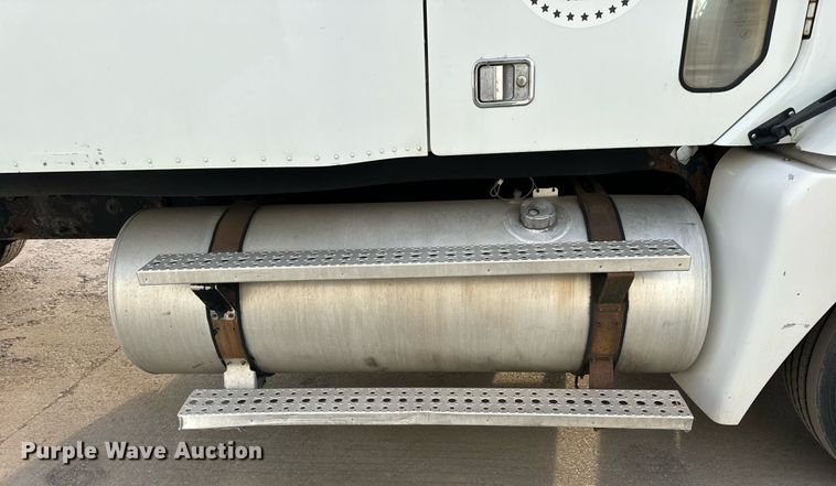 image for item OG9669 2006 Freightliner  Columbia  semi truck