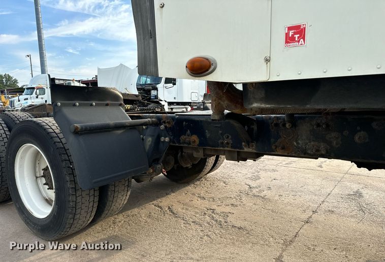 image for item OG9669 2006 Freightliner  Columbia  semi truck