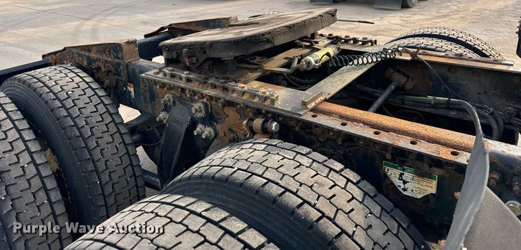 image for item OG9669 2006 Freightliner  Columbia  semi truck