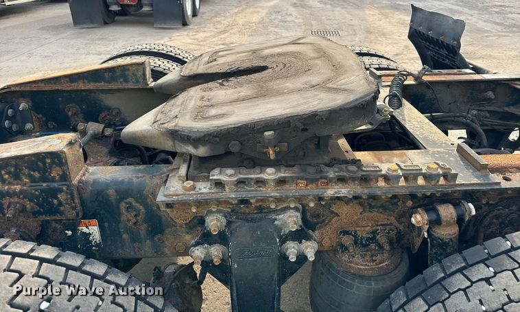 image for item OG9669 2006 Freightliner  Columbia  semi truck