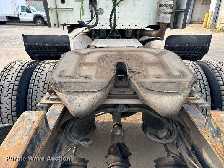 image for item OG9669 2006 Freightliner  Columbia  semi truck