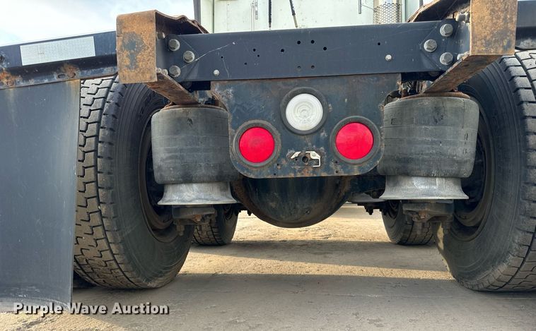 image for item OG9669 2006 Freightliner  Columbia  semi truck