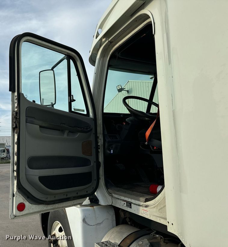 image for item OG9669 2006 Freightliner  Columbia  semi truck