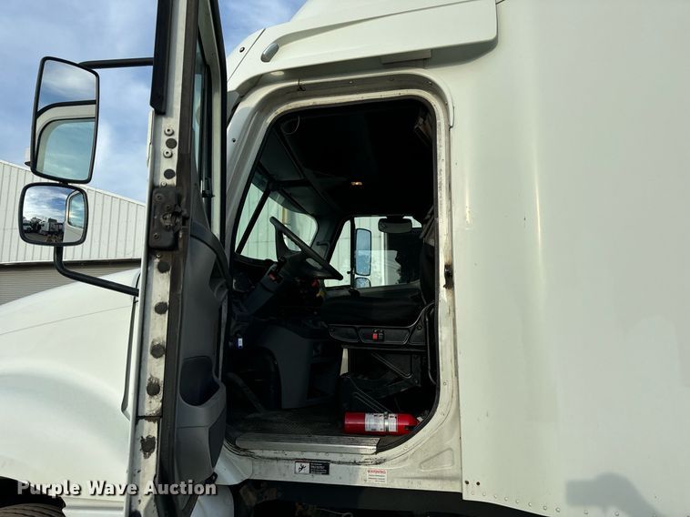 image for item OG9669 2006 Freightliner  Columbia  semi truck