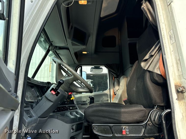 image for item OG9669 2006 Freightliner  Columbia  semi truck