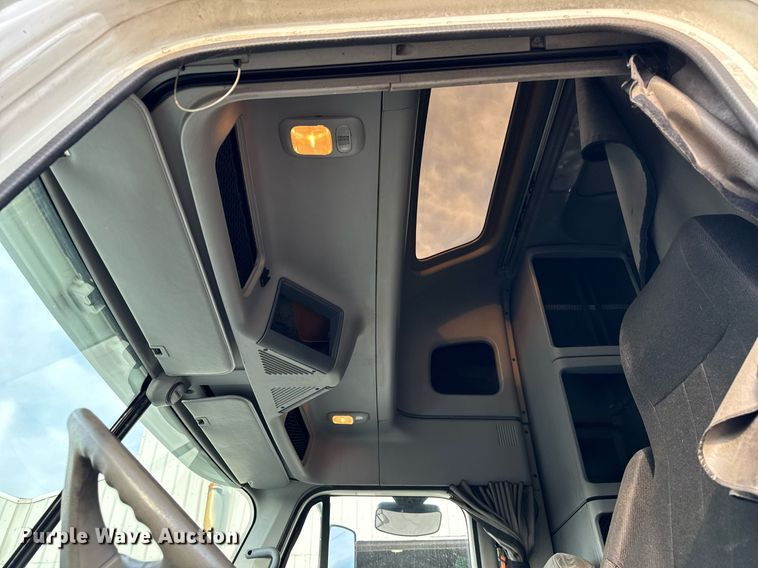 image for item OG9669 2006 Freightliner  Columbia  semi truck