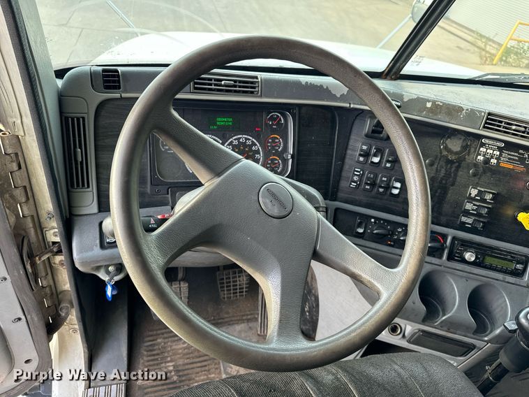 image for item OG9669 2006 Freightliner  Columbia  semi truck