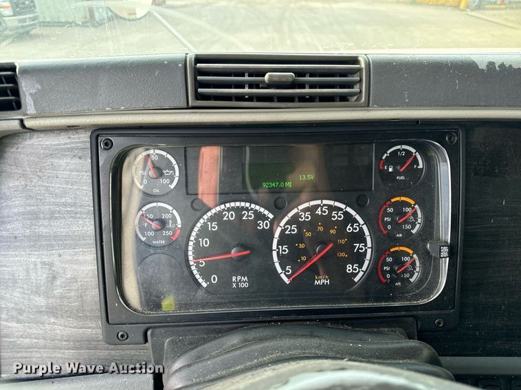 image for item OG9669 2006 Freightliner  Columbia  semi truck