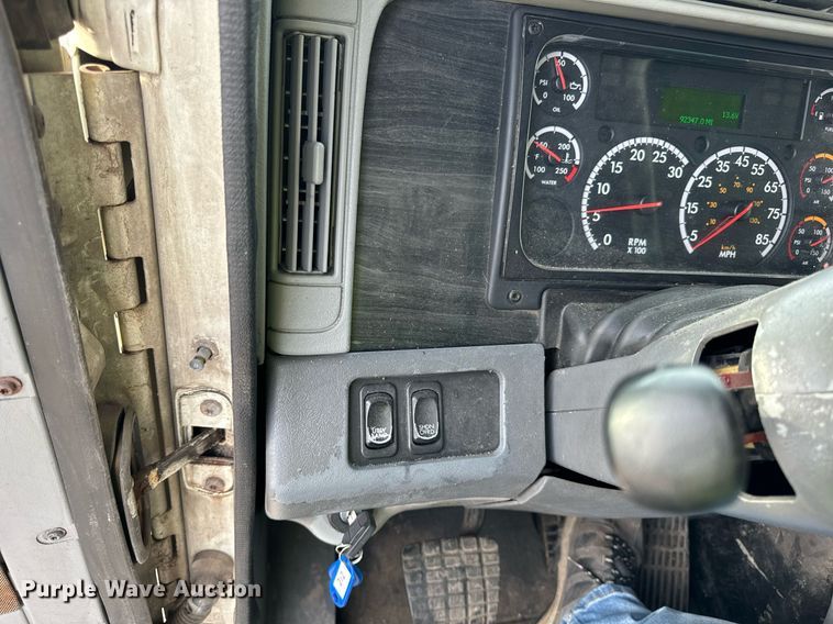 image for item OG9669 2006 Freightliner  Columbia  semi truck