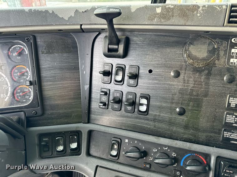 image for item OG9669 2006 Freightliner  Columbia  semi truck