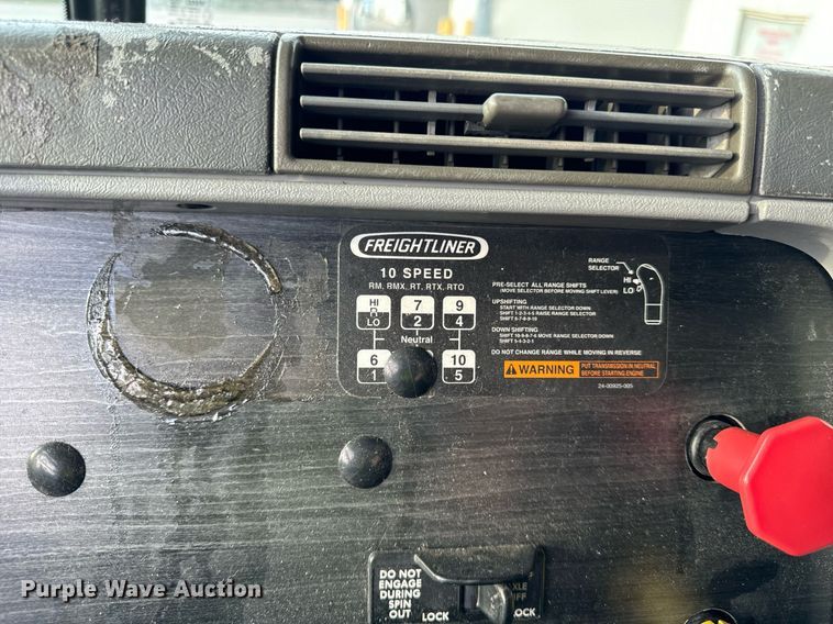 image for item OG9669 2006 Freightliner  Columbia  semi truck