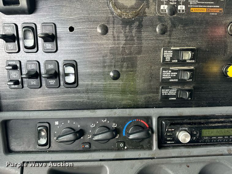 image for item OG9669 2006 Freightliner  Columbia  semi truck