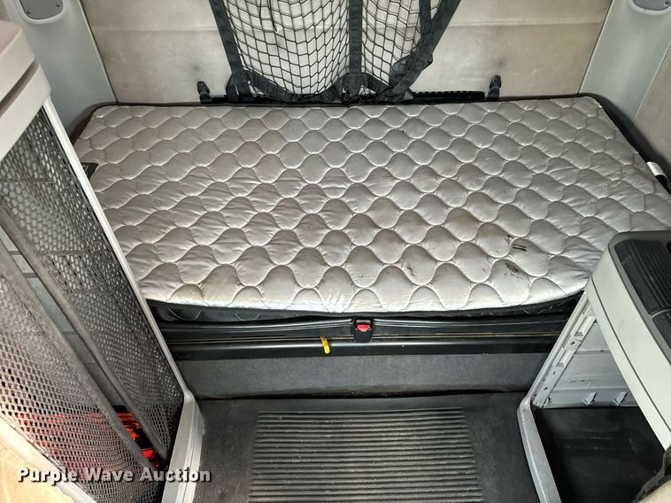 image for item OG9669 2006 Freightliner  Columbia  semi truck