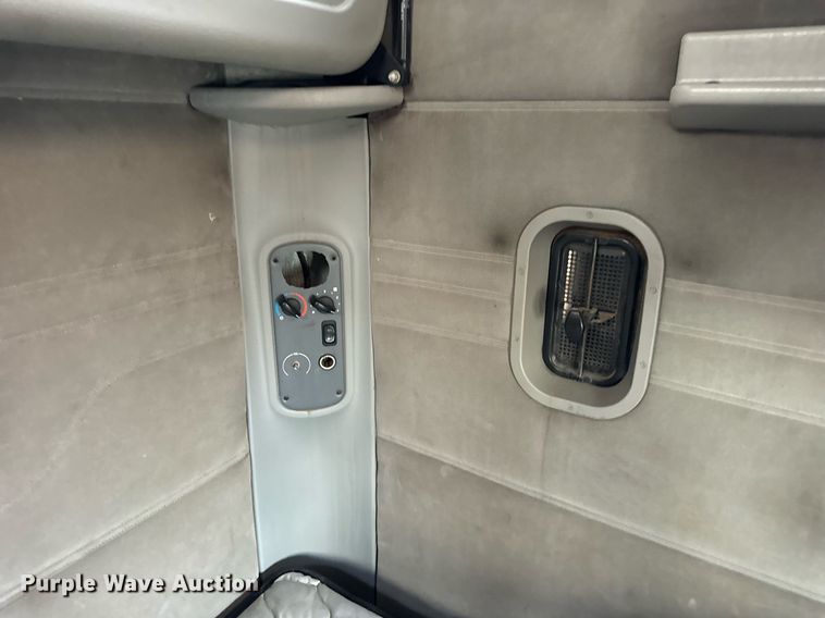 image for item OG9669 2006 Freightliner  Columbia  semi truck