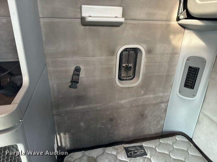 image for item OG9669 2006 Freightliner  Columbia  semi truck