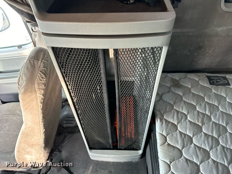 image for item OG9669 2006 Freightliner  Columbia  semi truck