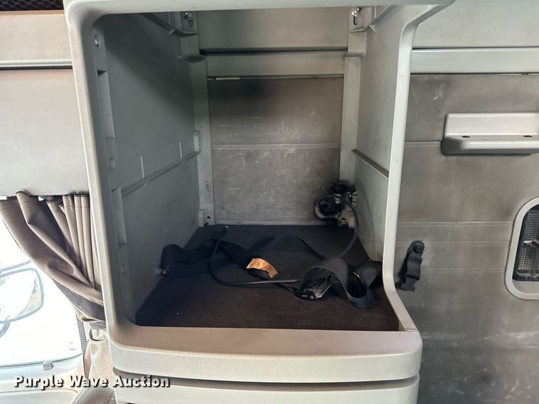 image for item OG9669 2006 Freightliner  Columbia  semi truck