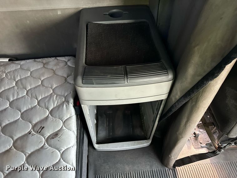 image for item OG9669 2006 Freightliner  Columbia  semi truck