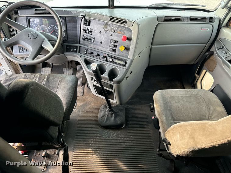 image for item OG9669 2006 Freightliner  Columbia  semi truck