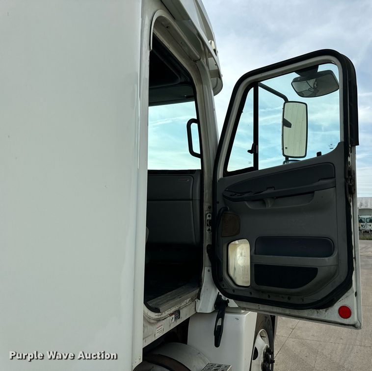 image for item OG9669 2006 Freightliner  Columbia  semi truck