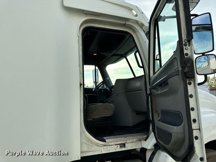 image for item OG9669 2006 Freightliner  Columbia  semi truck