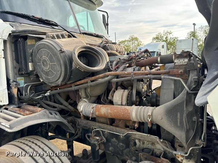 image for item OG9669 2006 Freightliner  Columbia  semi truck