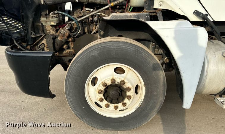 image for item OG9669 2006 Freightliner  Columbia  semi truck