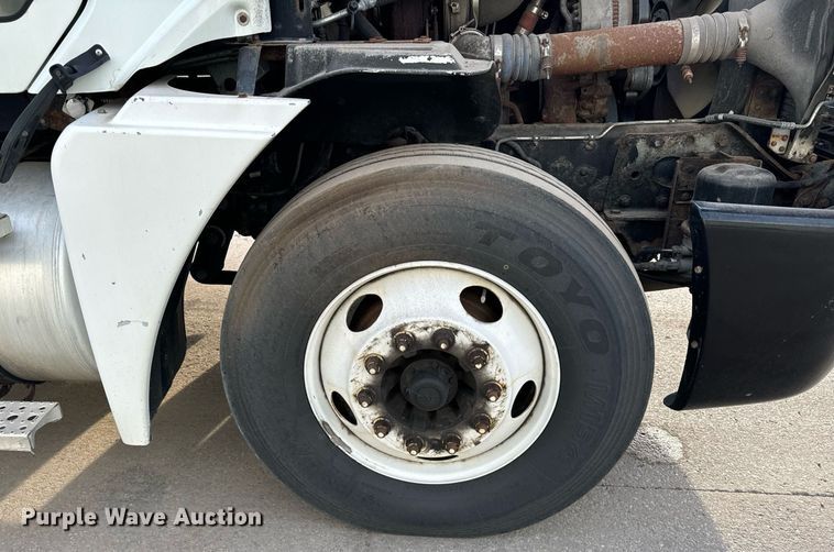 image for item OG9669 2006 Freightliner  Columbia  semi truck