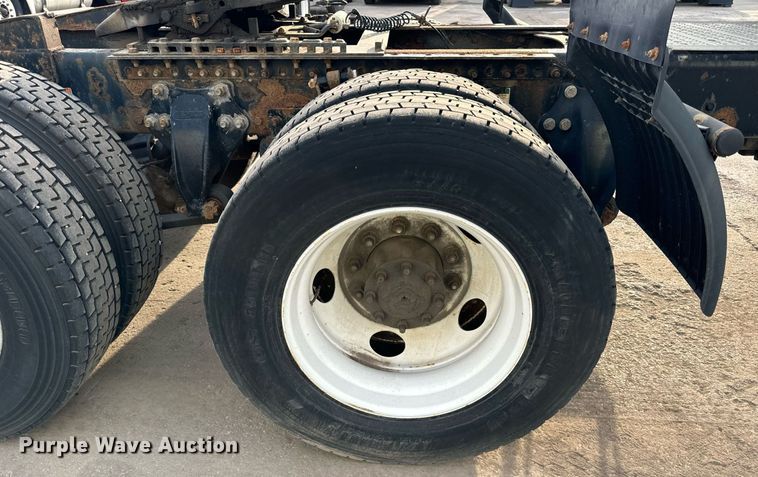 image for item OG9669 2006 Freightliner  Columbia  semi truck