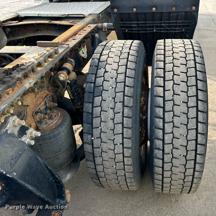 image for item OG9669 2006 Freightliner  Columbia  semi truck