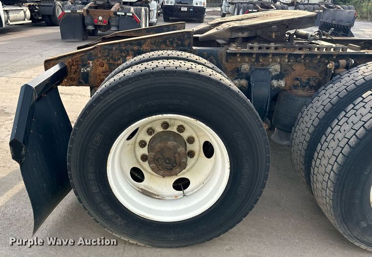 image for item OG9669 2006 Freightliner  Columbia  semi truck