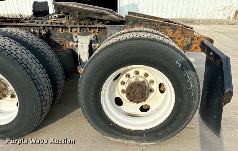 image for item OG9669 2006 Freightliner  Columbia  semi truck