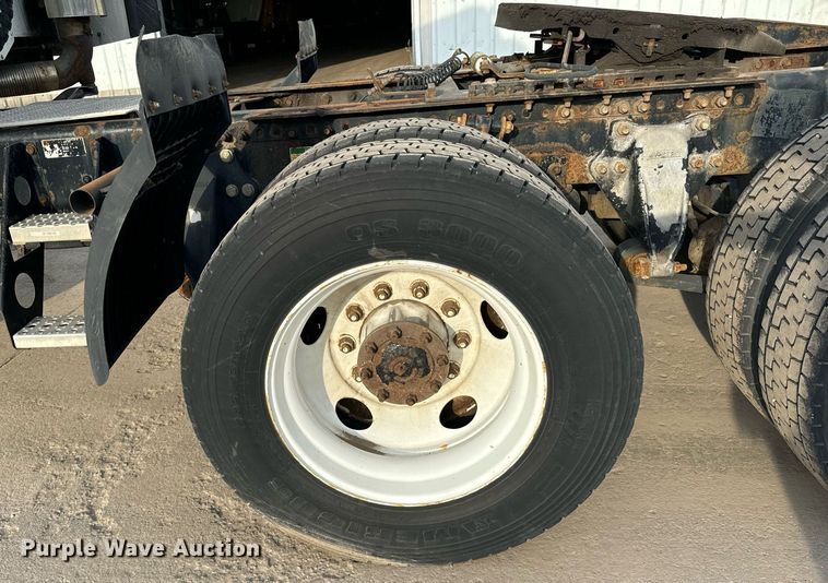 image for item OG9669 2006 Freightliner  Columbia  semi truck