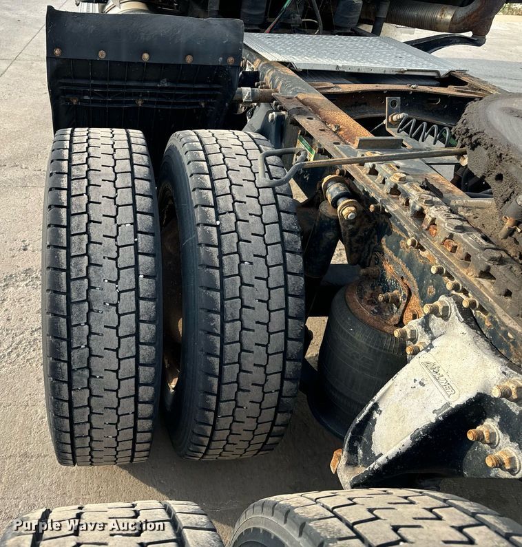 image for item OG9669 2006 Freightliner  Columbia  semi truck