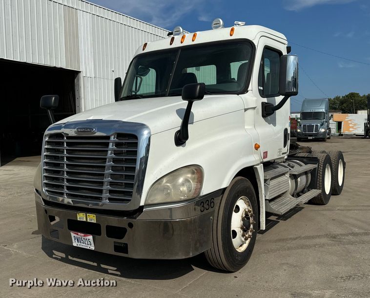 image for item OG9676 2009 Freightliner  Cascadia  semi truck