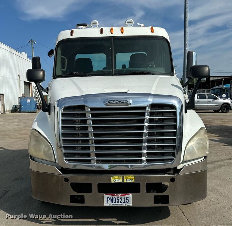 image for item OG9676 2009 Freightliner  Cascadia  semi truck