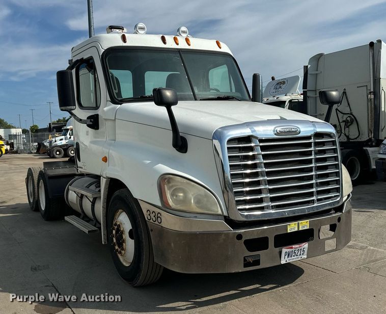 image for item OG9676 2009 Freightliner  Cascadia  semi truck