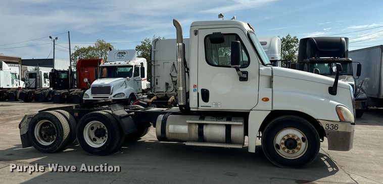 image for item OG9676 2009 Freightliner  Cascadia  semi truck