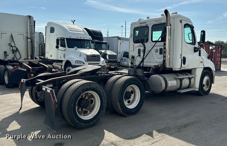 image for item OG9676 2009 Freightliner  Cascadia  semi truck