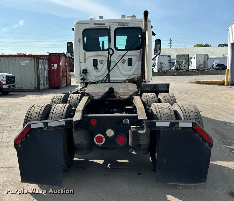 image for item OG9676 2009 Freightliner  Cascadia  semi truck