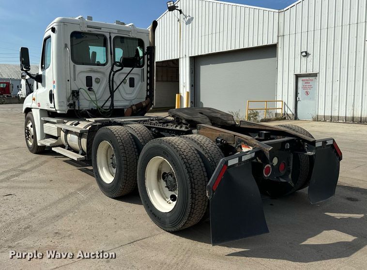 image for item OG9676 2009 Freightliner  Cascadia  semi truck