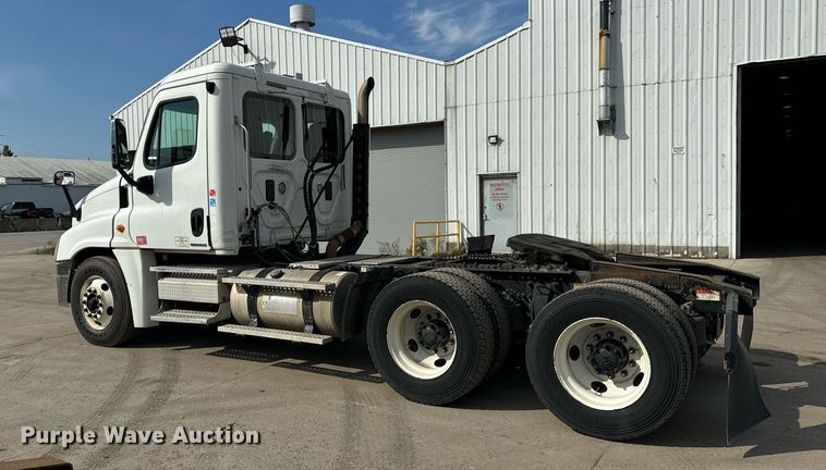 image for item OG9676 2009 Freightliner  Cascadia  semi truck