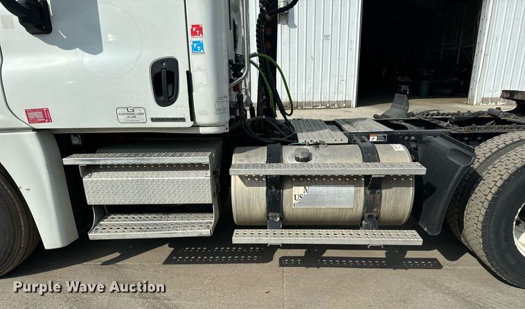 image for item OG9676 2009 Freightliner  Cascadia  semi truck