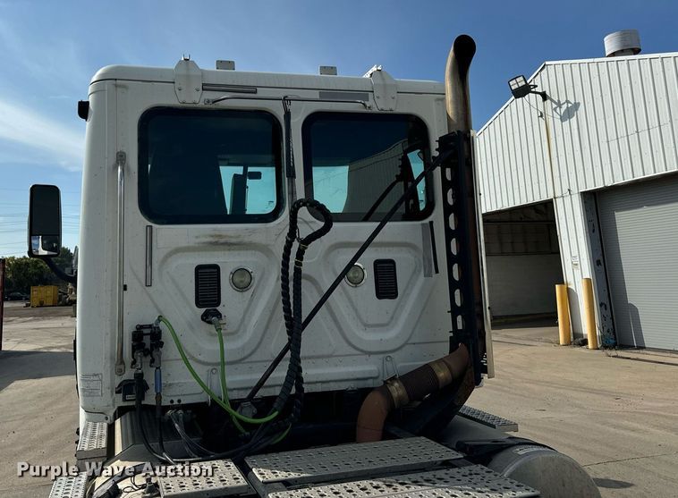 image for item OG9676 2009 Freightliner  Cascadia  semi truck