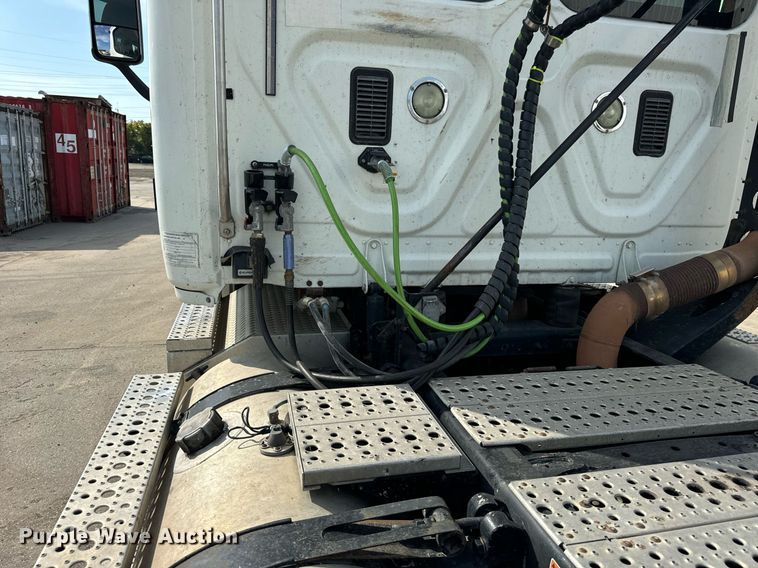 image for item OG9676 2009 Freightliner  Cascadia  semi truck