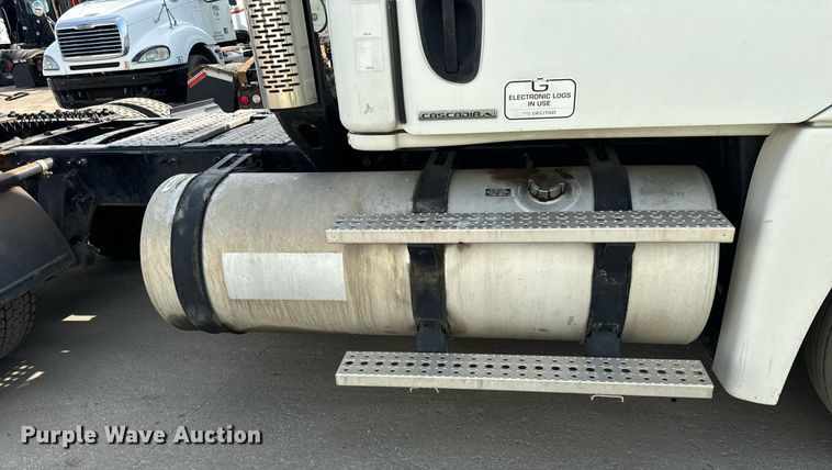 image for item OG9676 2009 Freightliner  Cascadia  semi truck