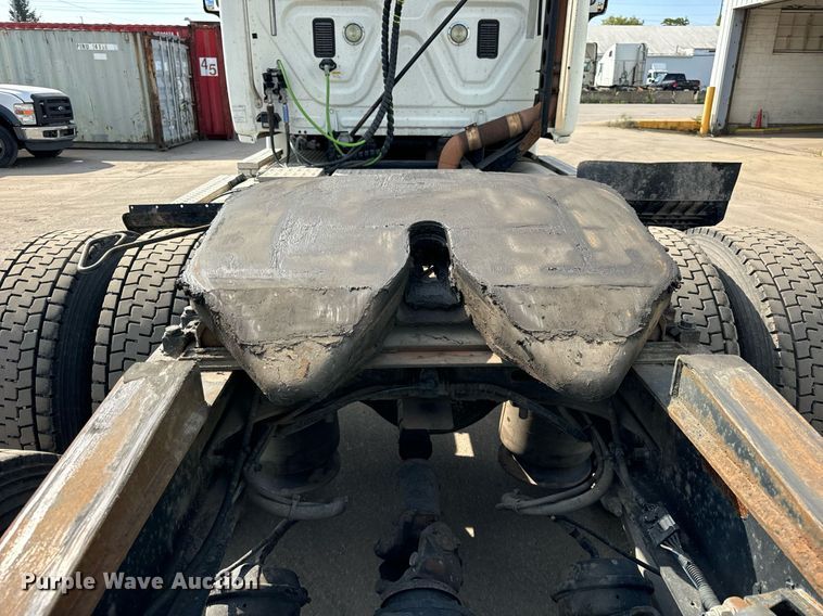 image for item OG9676 2009 Freightliner  Cascadia  semi truck