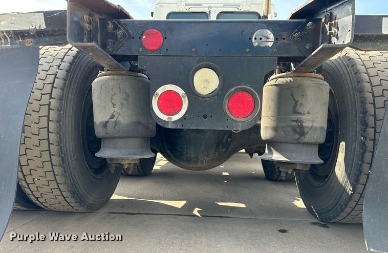 image for item OG9676 2009 Freightliner  Cascadia  semi truck